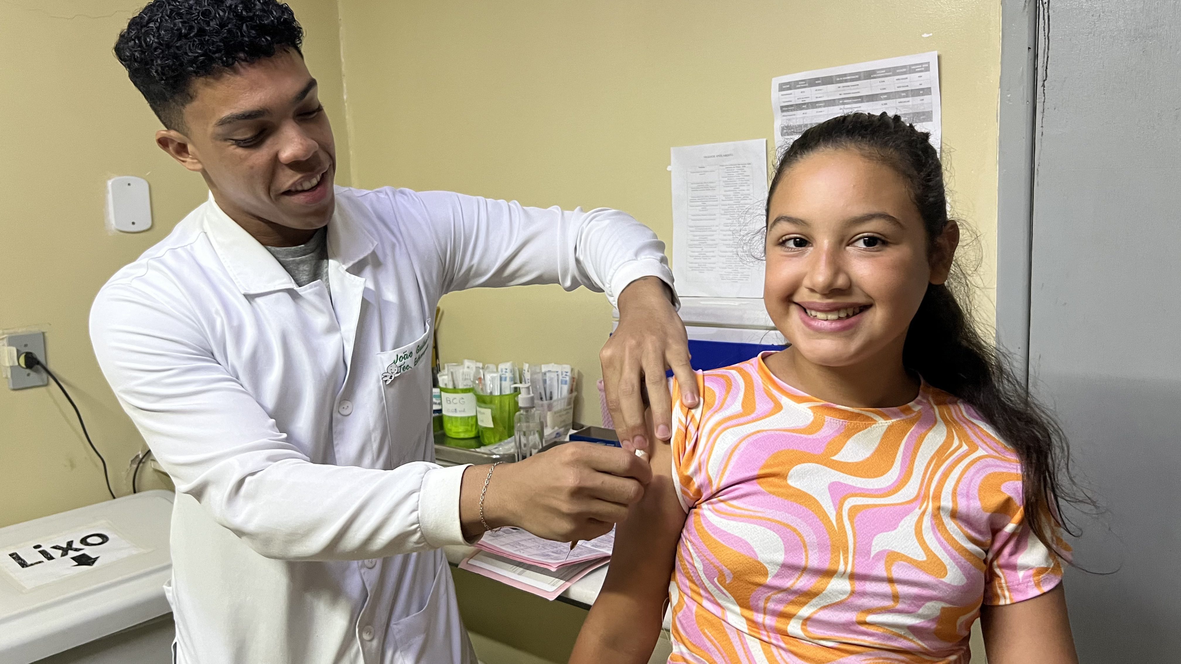 VACINAÇÃO CONTRA A DENGUE EM MAGÉ (14)