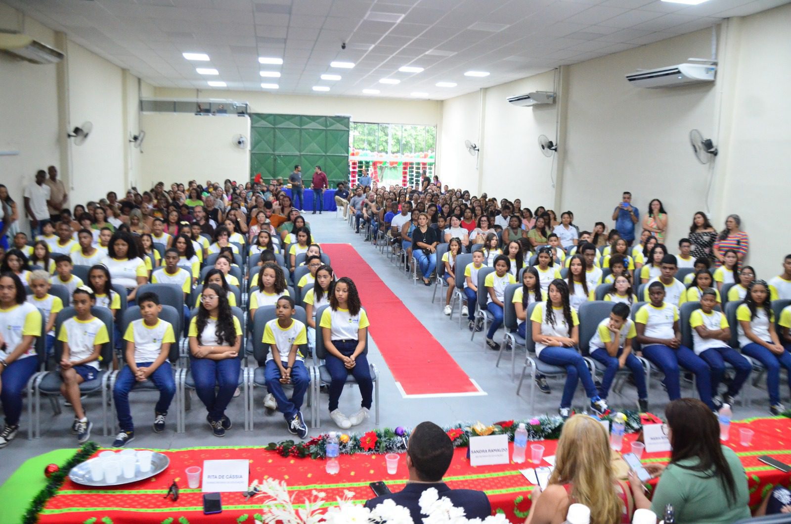 MAGÉ HOMENAGEIA 94 ESTUDANTES DESTAQUES DA REDE MUNICIPAL