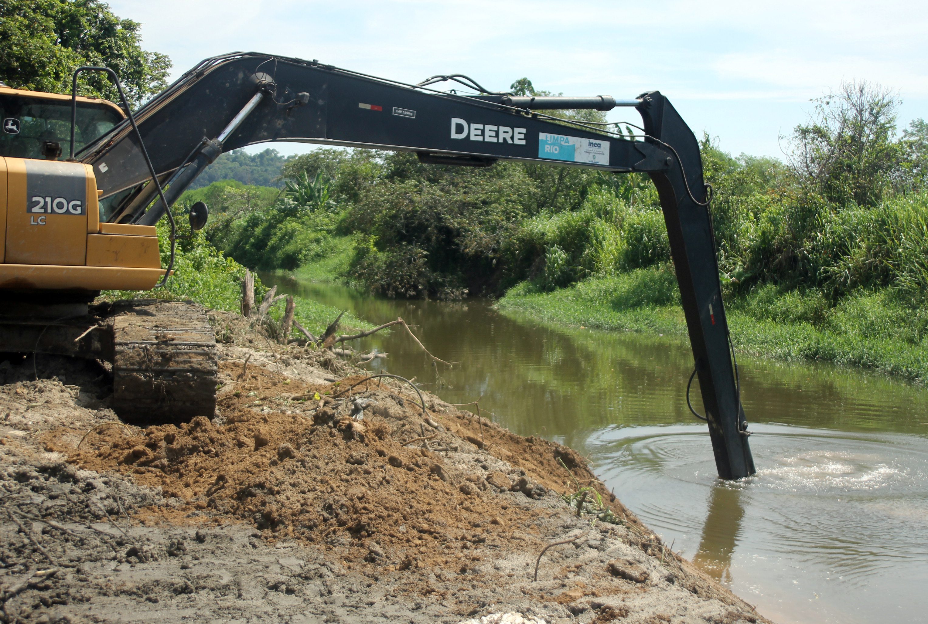 Prefeitura de Magé e Projeto Limpa Rio iniciam limpeza do Rio Roncador