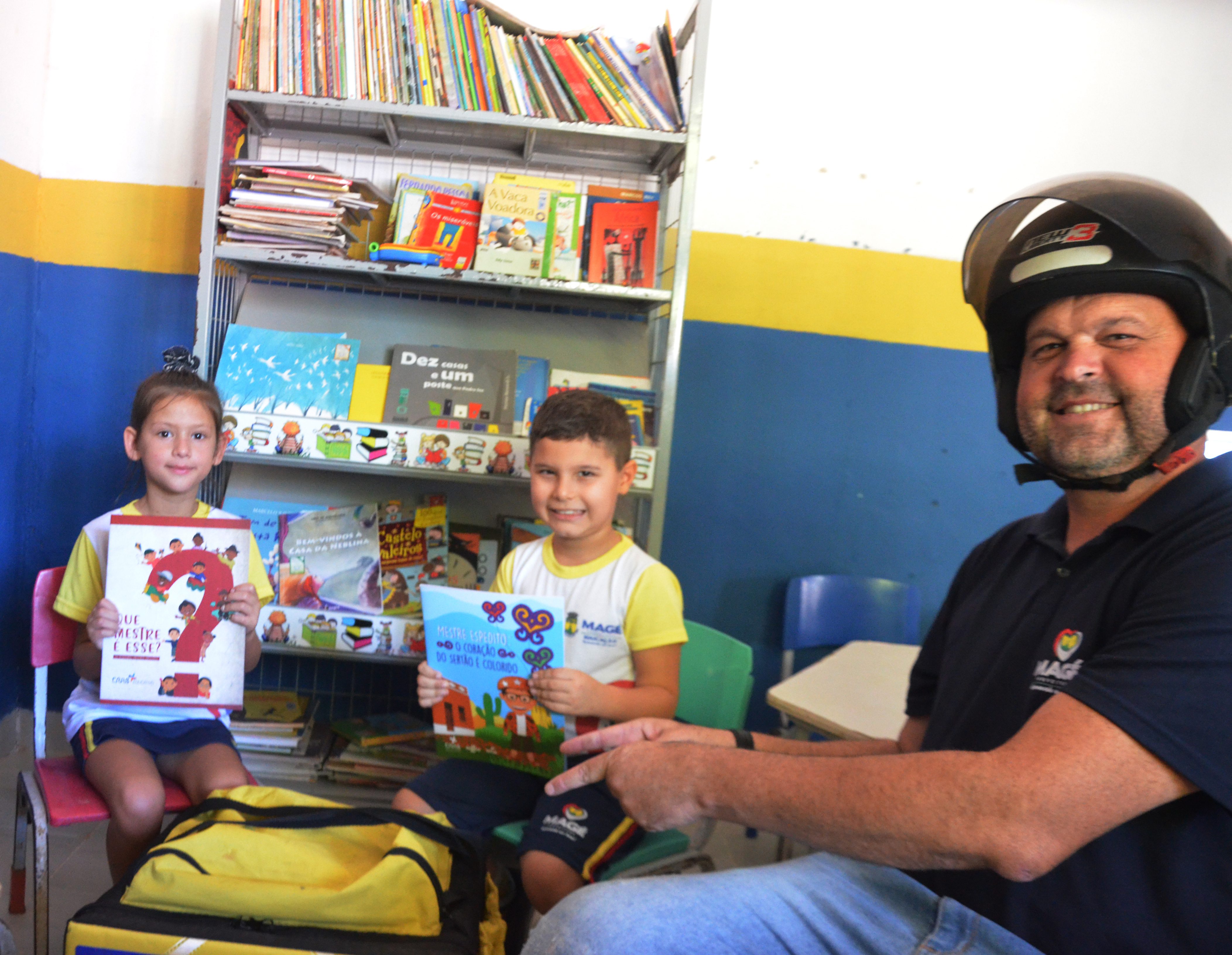 Jornada Literária: Zé Delivros leva encantamento, cultura e leitura às escolas de Magé