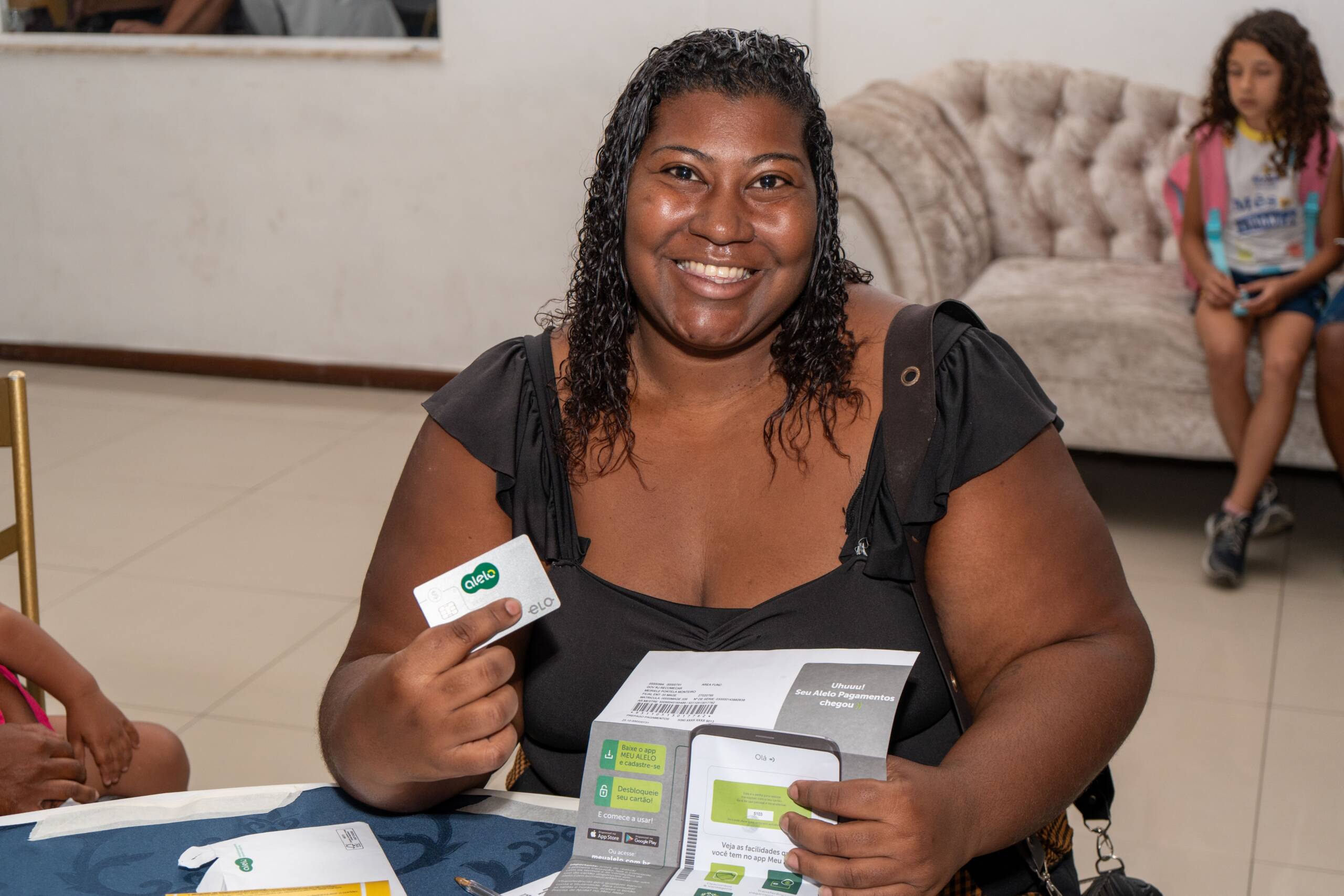 Prefeitura de Magé e Governo do Estado realizam entrega do Cartão Recomeçar para famílias atingidas pela calamidade de abril