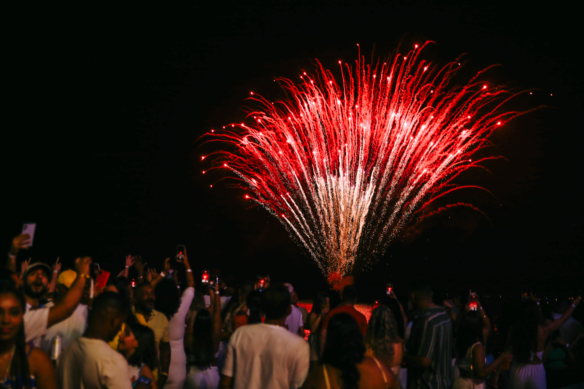 Xamã e Yan comandam a festa da virada no Réveillon 2026 em Magé