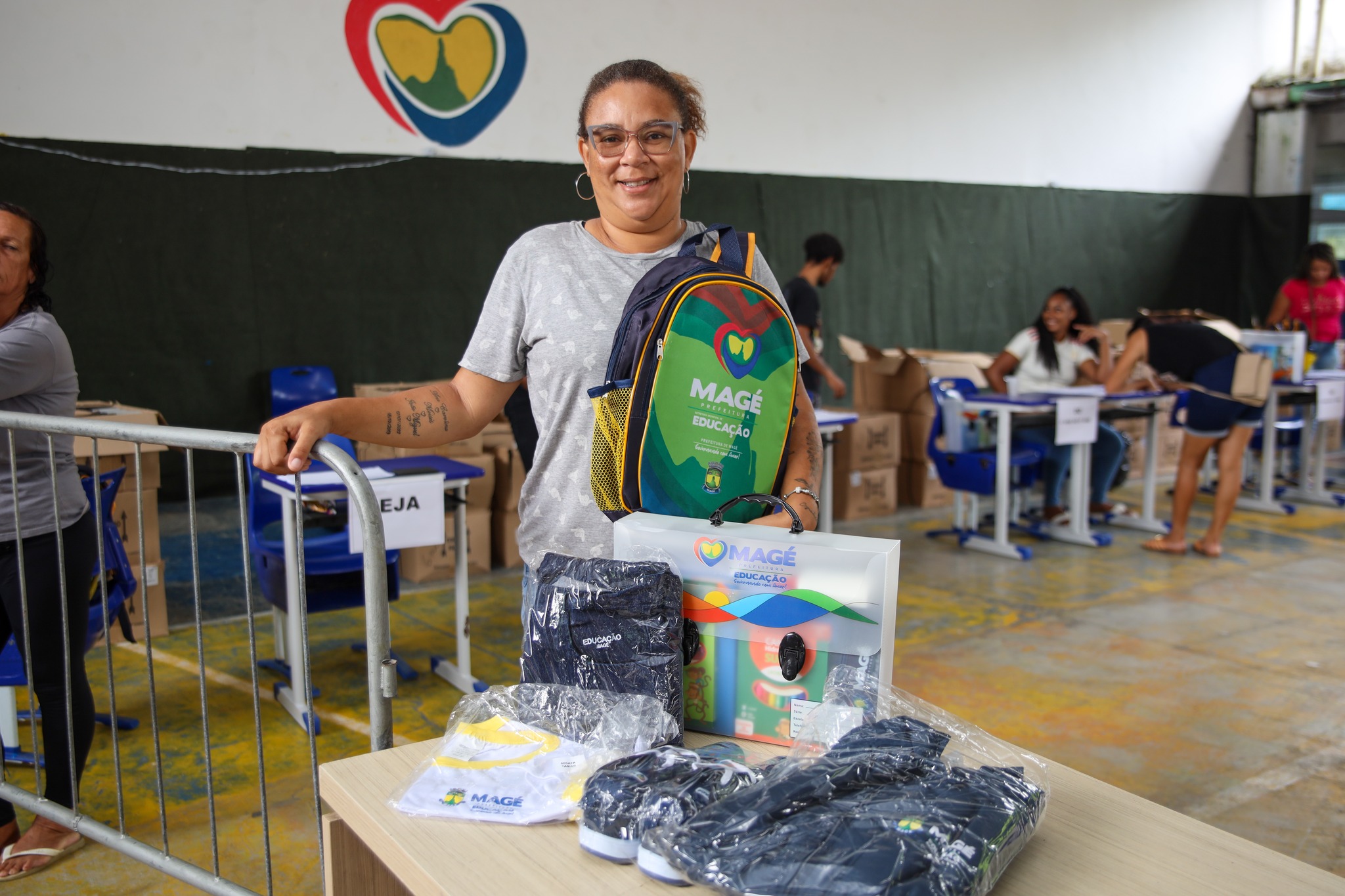 Prefeitura de Magé realiza Dia D e entrega mais de 40 mil kits escolares e uniformes na rede municipal