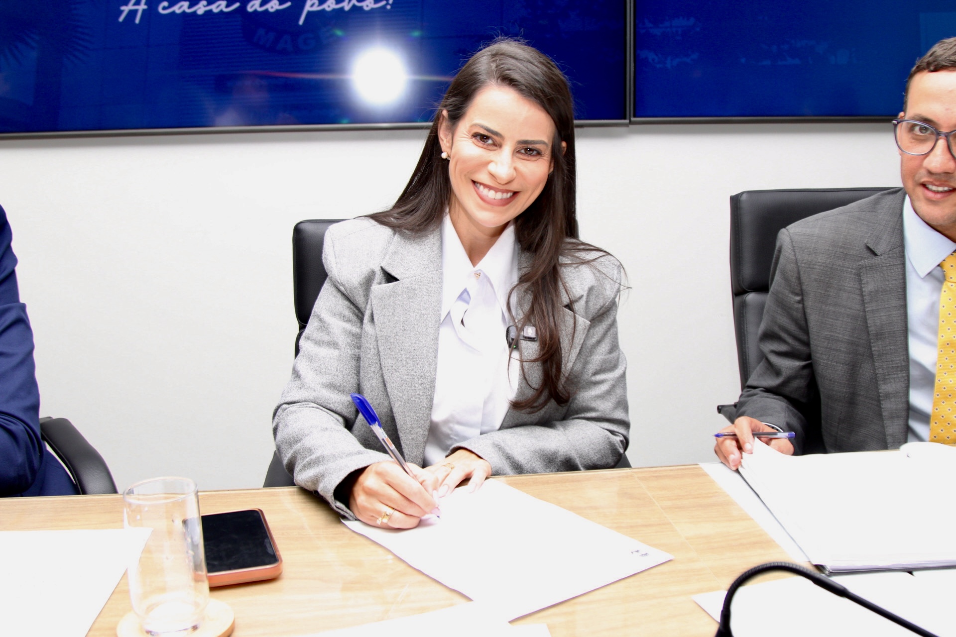 Jamille Cozzolino toma posse como prefeita de Magé em cerimônia na Câmara Municipal