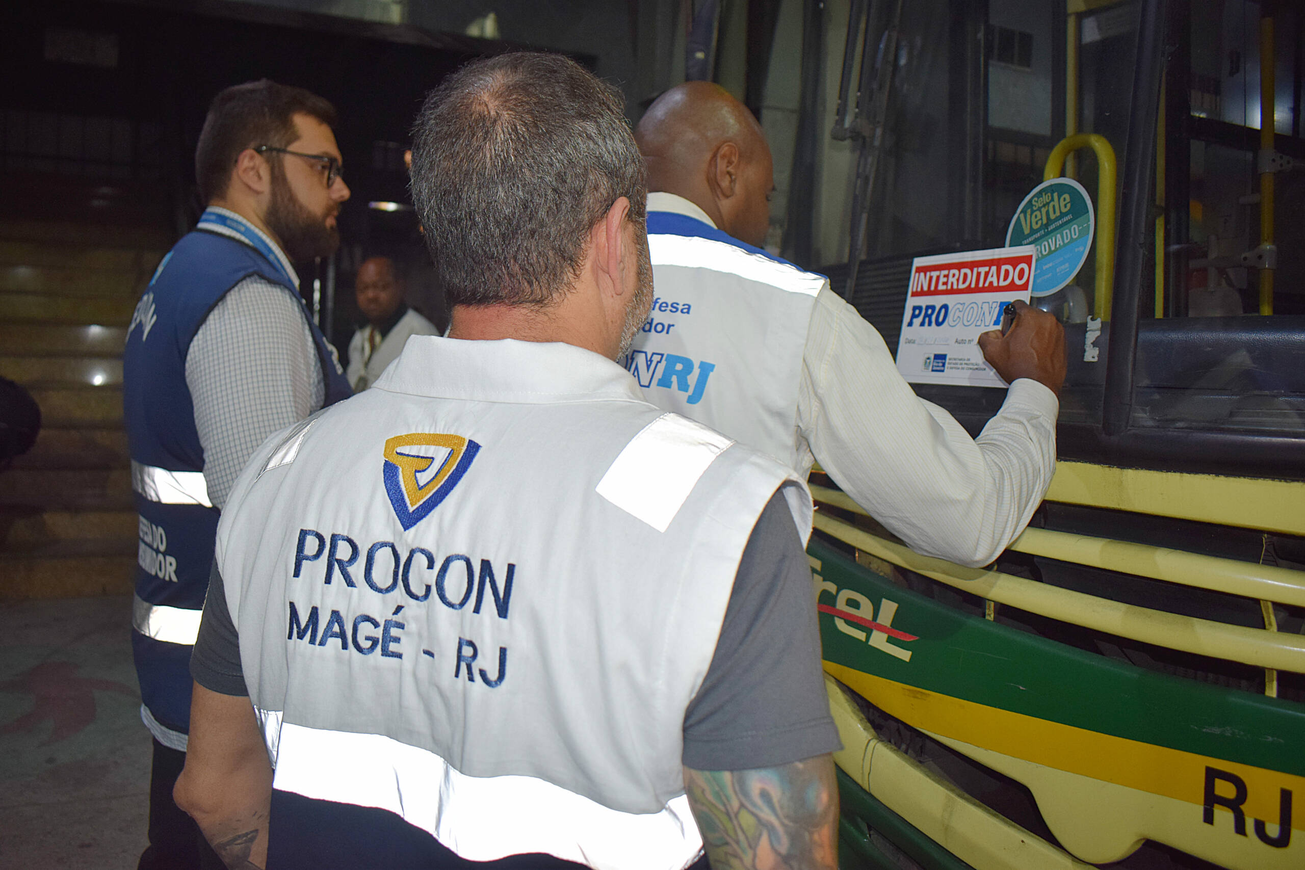 Procon Magé participa de fiscalização que interdita quatro ônibus em Piabetá